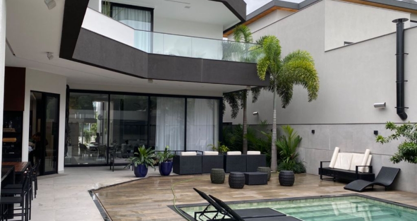 Casa Triplex de 667m² com 5 Suítes e 2 Vagas à venda no Alphaville Barra da Tijuca