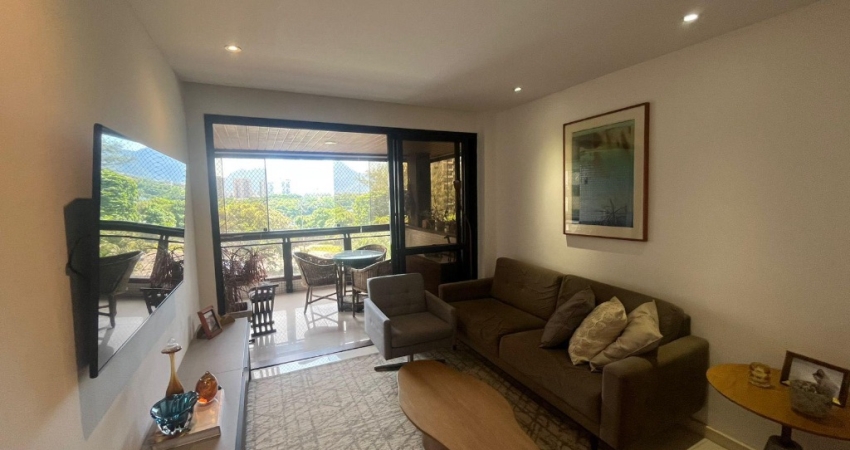 Apartamento Reformado com 2 Quartos no Alfa Barra 2