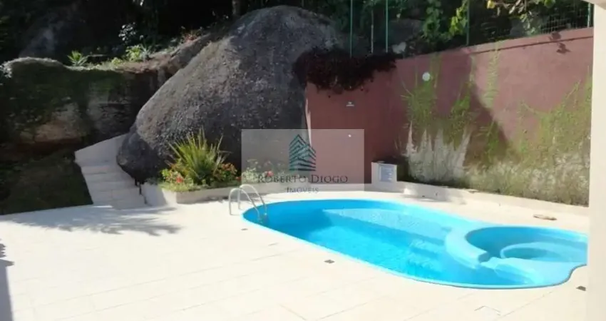Imóvel Exclusivo: Casa  em Santa Rosa, Niterói-RJ - 4 Quartos, 1 Suíte, 2 Vagas - 330m².