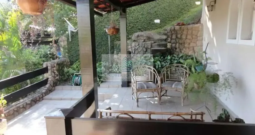 Casa de luxo em condomínio no santa rosa, niterói-rj: 4 quartos, 1 suíte, 2 banheiros, 2 vagas de garagem, 450m²
