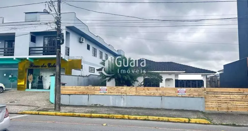 Casa à venda na Rua Xavier Arp, 309, Iririú, Joinville