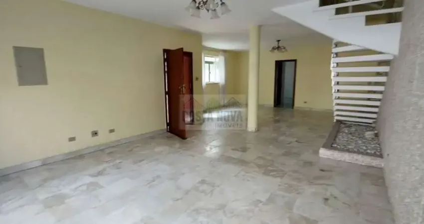 Casa sobrado isolada, no gonzaga, com 3 dormitórios, 2 vagas, quintal, churrasqueira.