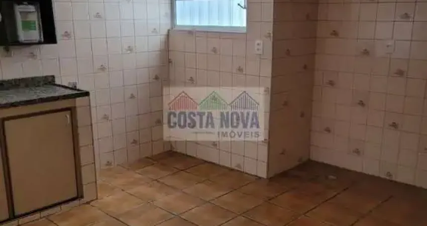 Casa a venda com 3 quartos, 2 vagas, sala, cozinha, área de serviço, quintal e 2 banheiros