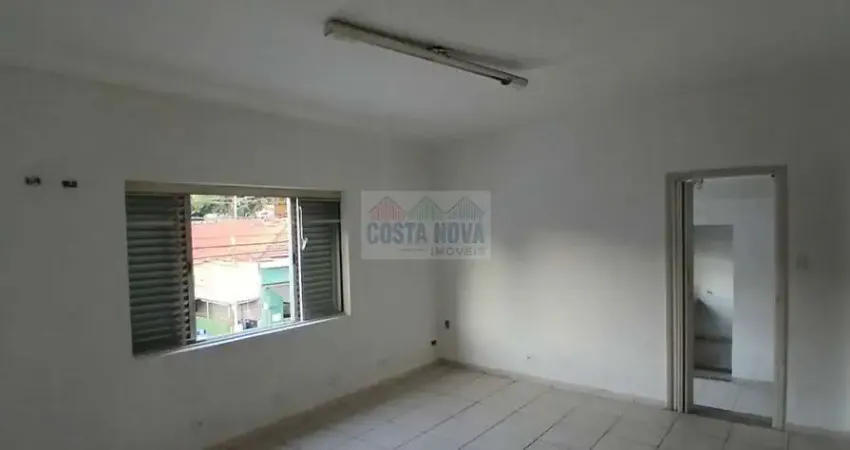 Aluga-se casa na Rua Chico Pontes, 2 quartos, excelente localização