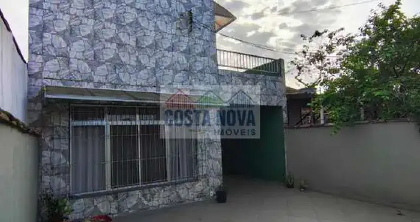 Casa Sobrado com 204 m², 2 quartos sendo 1 suíte, 3 vagas de garagem e quintal