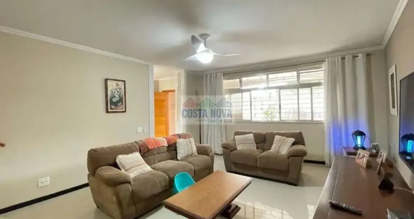 Sobrado à venda com 156m², 3 quartos sendo 2 suítes, 4 banheiros, sala para 2 ambientes e garagem