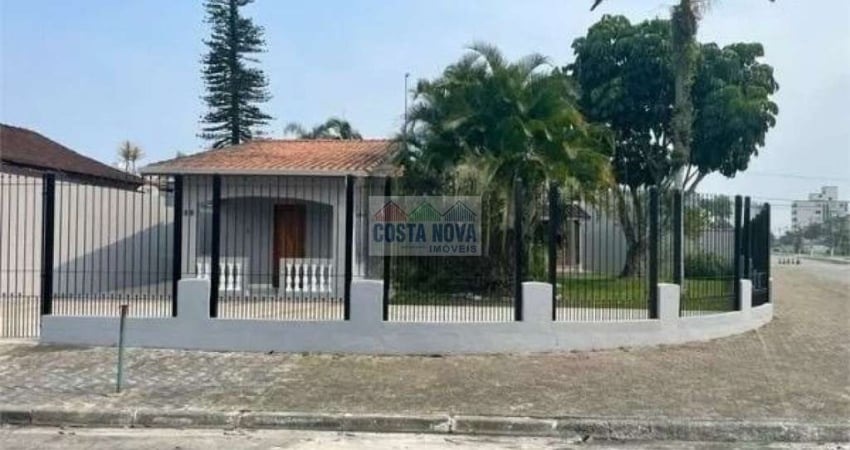 Casa no Balneário Flórida com edícula nos fundos, 2 quartos sendo 1 suíte, 3 banheiros, 6 vagas