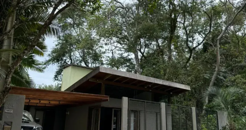 Casa 1 suíte, 2 demi suite, em meio a nratureza praia do estaleiro balneário camboriú