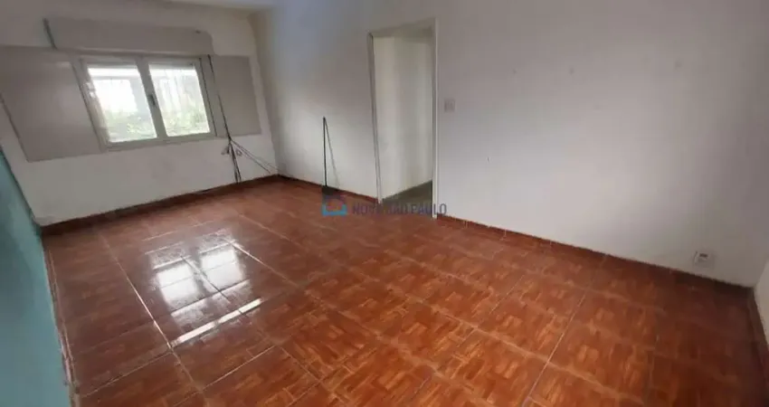 CASA AMPLA, 4 DORMITÓRIOS, 2 SACADAS - Comercial ou residencial!
