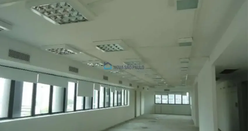 Conjunto comercial com  260 m2, 4 Vagas de Garagem.