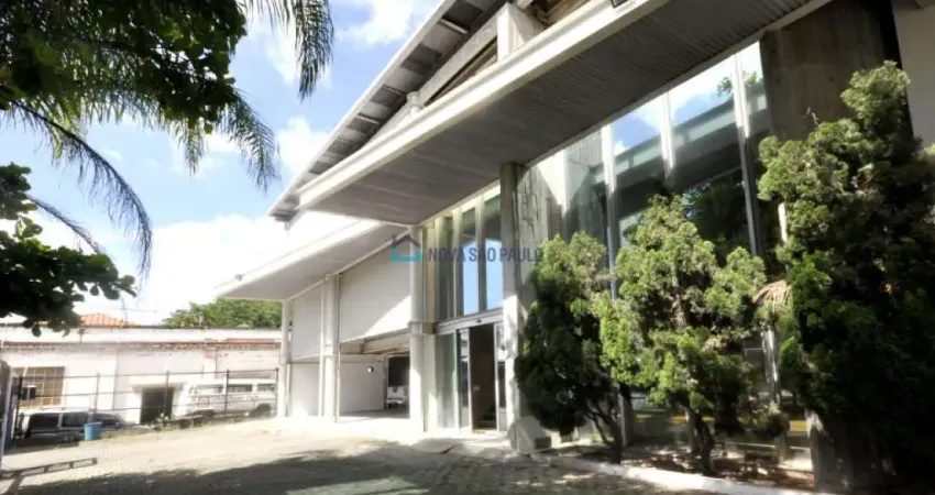 Excelente prédio comercial na Barra Funda. Para locação!