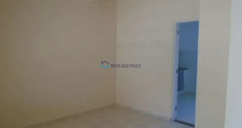 Sobrado com 2 dormitórios seno 1 com armários, sala, cozinha, banheiro, área de serviço, 1 vaga.