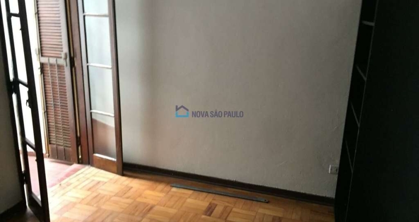 Casa com 03 quartos para locação - ótima localização.