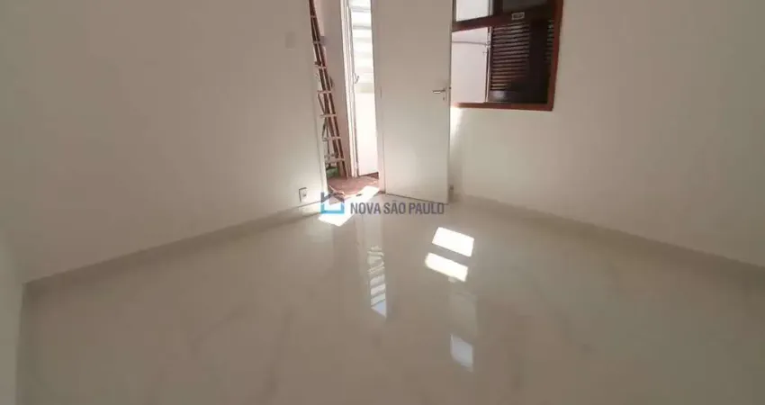 Sobrado residencial com 03 dormitórios, sendo 01 suíte, 03 banheiros e vaga para 02 veículos.