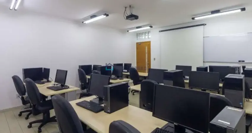 Excelente imóvel comercial com 10 salas e 10 banheiros.