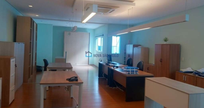 Imóvel comercial com 363m² com 03 salas, 05 banheiros e 10 vagas.