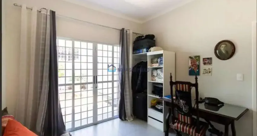 Casa Térrea Reformada com Energia Solar e Amplo Quintal em Bairro Tranquilo