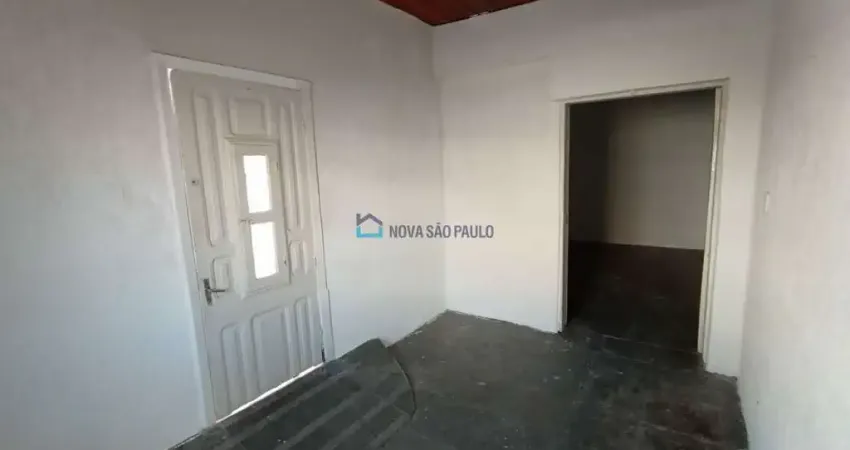 Casa térrea com 03 dormitórios e 02 banheiros na Vila Mariana.