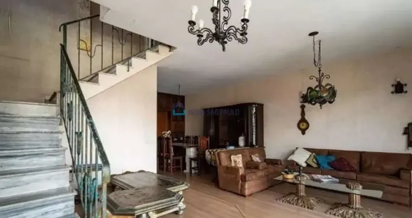 Sobrado com 3 dormitórios, 1 suíte e 3 vagas.