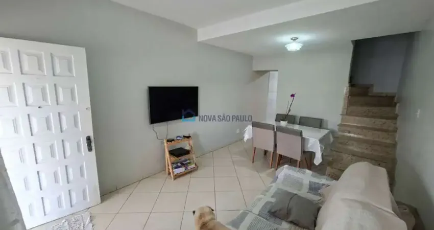 Sobrado com 03 dormitórios e 01 vaga