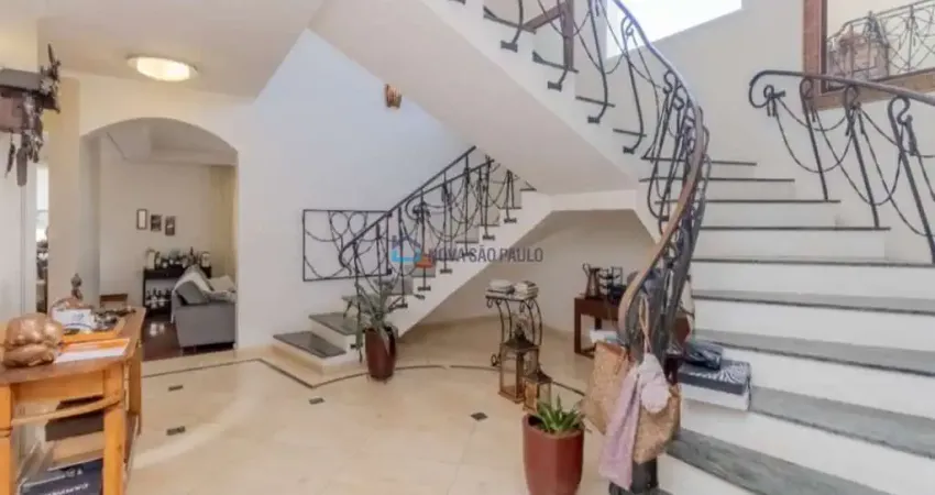 Sobrado com 03 suítes e 06 vagas vagas - lazer com churrasqueira e piscina