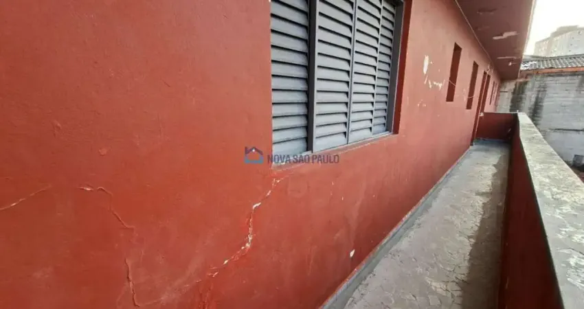 Casa funcional com entrada compartilhada ? aceita pet pequeno!
