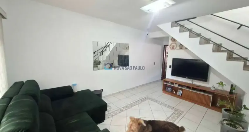 Sobrado com 3 dormitórios e 02 vagas de garagem no Jardim Oriental