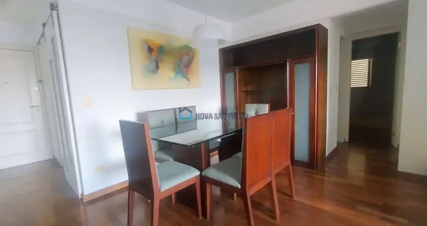 Apartamento na Saúde, com 2 vagas.