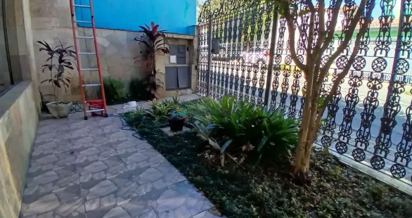 Casa para locação com 4 dormitórios, edícula  e 02 vagas de garagem.
