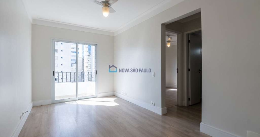 Apartamento reformado, com vista, 1 quadra da Av. Paulista (metrô Trianon)