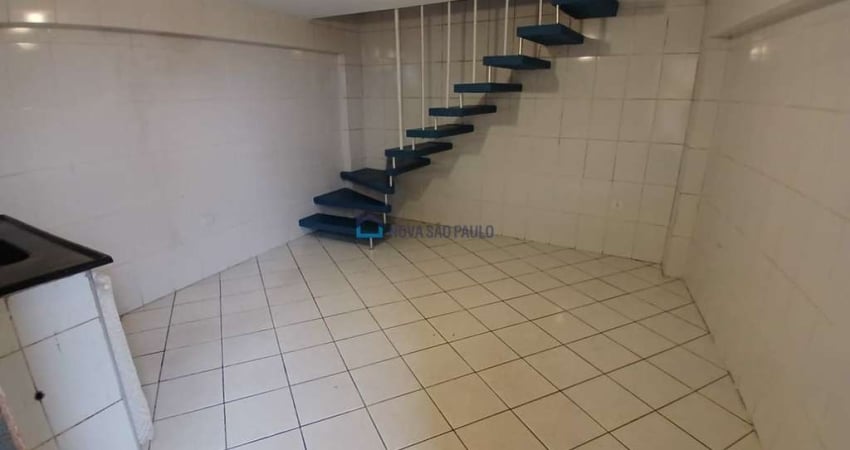 Casa térrea, com 1 dormitório, cozinha, banheiro, área de serviço.