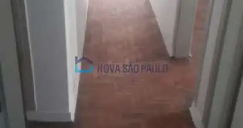 Ótima localização, fácil acesso a transportes e comércios em geral
