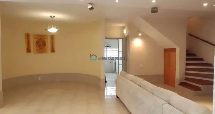 Sobrado com 03 quartos e 04 vagas na região do planalto paulista.