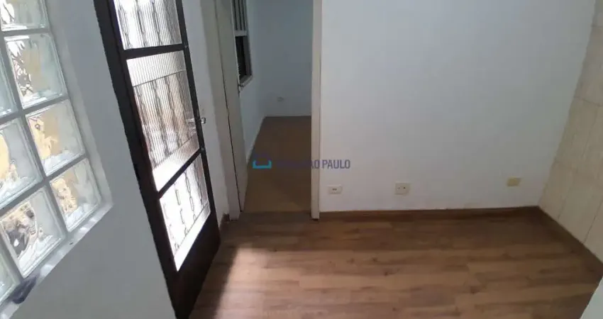 Excelente localização, casa térrea com 1 dormitório,sala,cozinha,area de serviço, e 1 vaga.