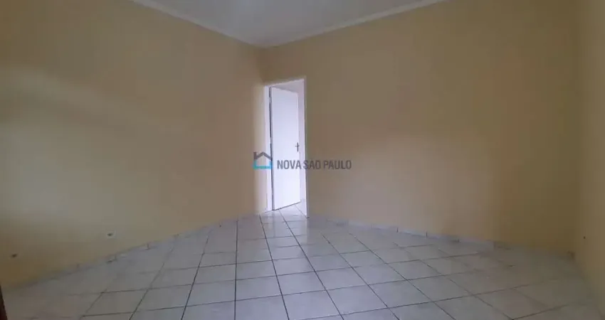 Casa com 3 quartos para alugar na Rua Vale de Amoreira, --, Jardim Miriam, São Paulo