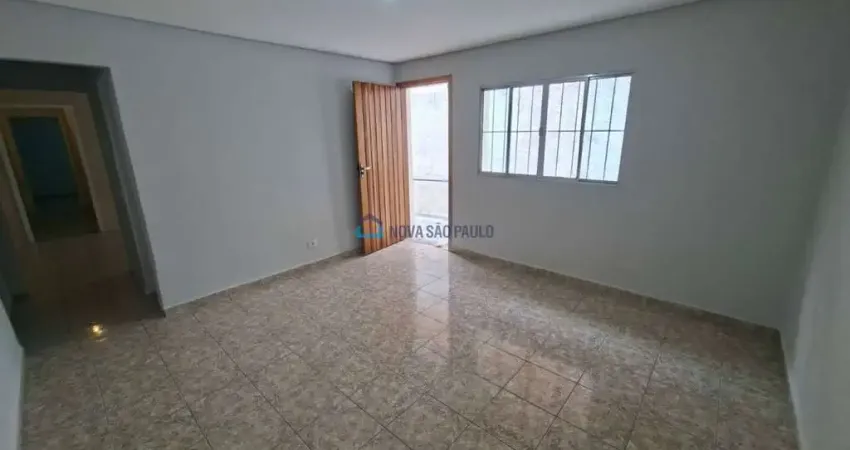 Casa para locação na Vila Guarani com 1 quarto e 1 vaga de garagem.