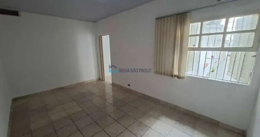 Casa com 2 quartos para alugar na Rua Dias de Toledo, --, Saúde, São Paulo