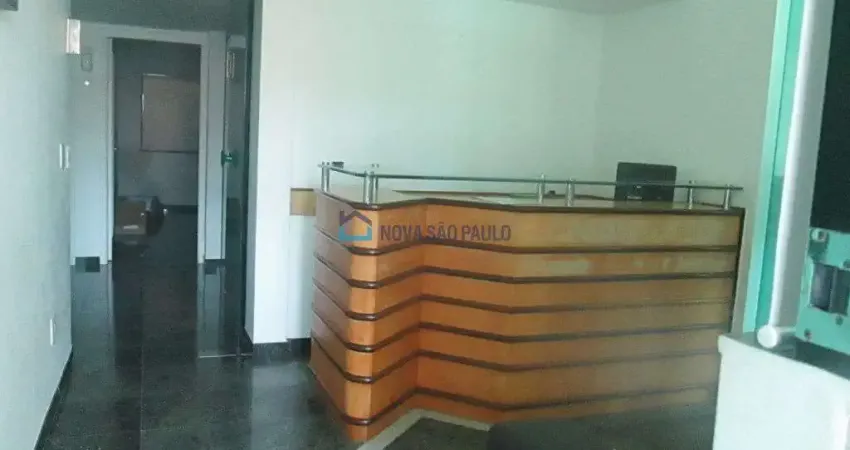 Prédio comercial de 500 m² com 6 salas e 4 vagas. Excelente localização