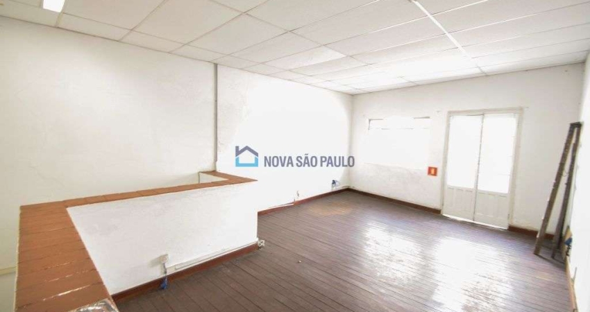 Assobradado comercial em excelente localização. Próximo ao metrô Saúde.