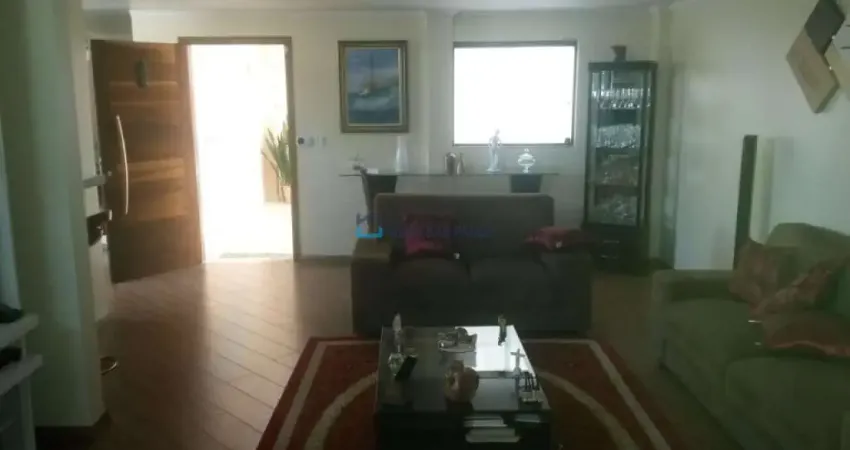 Amplo sobrado de 3 dormitórios, sendo 1 suíte e 2 vagas na Vila Gumercindo.