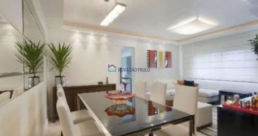 Totalmente reformado, localização impar, decorado.