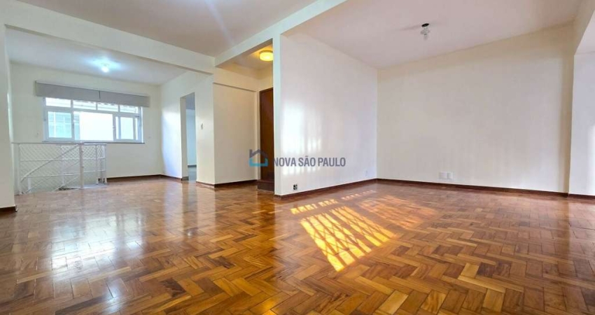 Casa com 3 dormitórios, 01 suite e 2 vagas ao lado do Metrô Saúde.