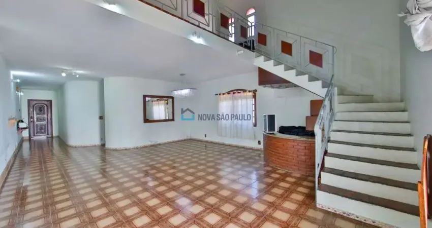 Sobrado a venda Bairro Vila Mariana. 3 suítes. 4 vagas. Vago.