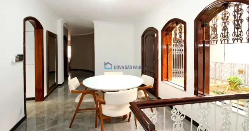 Casa térrea à venda, no Planalto Paulista, a 800 metros do metrô Saúde