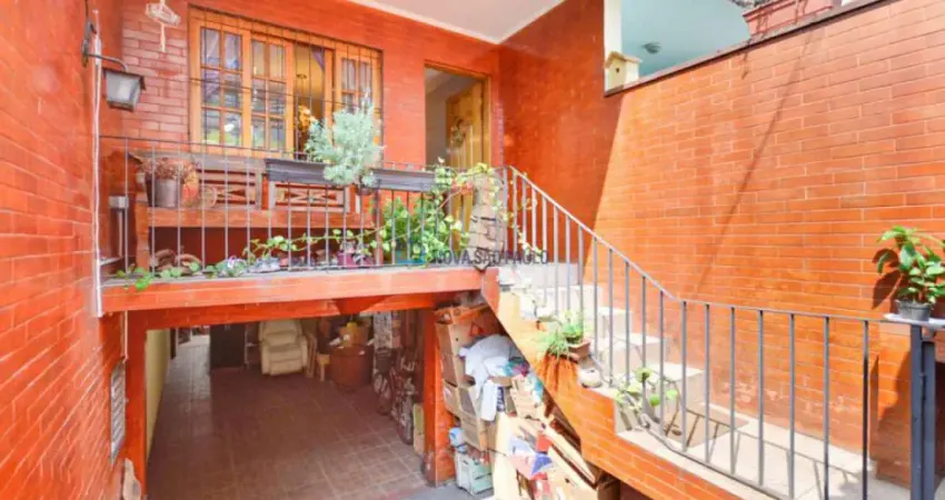 Casa com 2 dormitórios, 2 Vagas próximo ao Metrô Praça da Árvore.