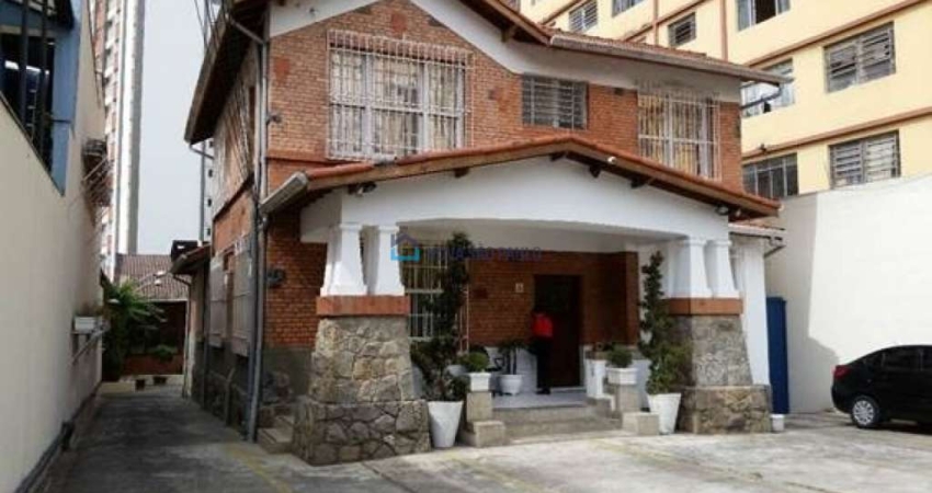 Casa comercial com 3 prédios no mesmo terreno.