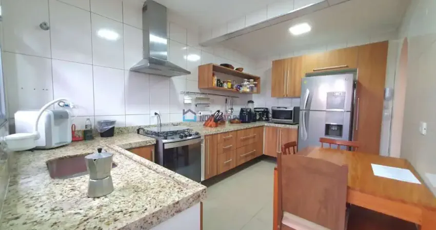 Sobrado em condomínio fechado, 3 dormitórios sendo 1 suíte, 2 vagas e depósito privativo!