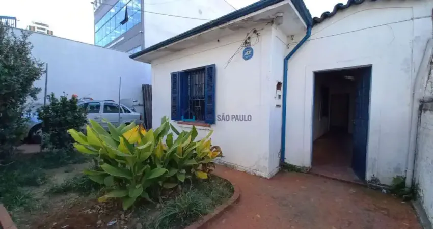 Casa à venda, com 3 quartos, 2 vagas, na Vila Mariana, a 850 m do metrô Santa Cruz