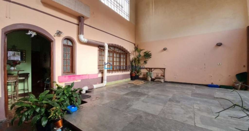 Casa a venda na Aclimação, 03 dormitórios e amplo quintal com área gourmet