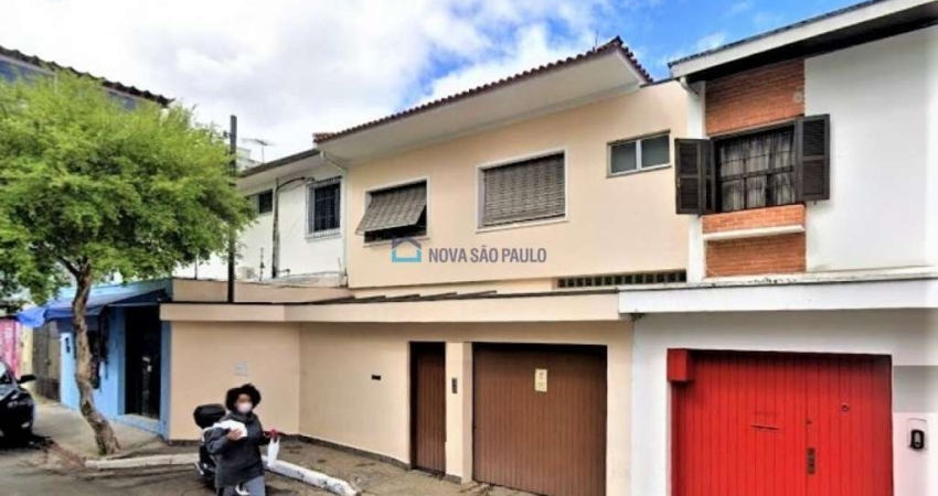 Casa com 05 dormitorios , 2 vagas, edicula ao lado do Metrô Saúde
